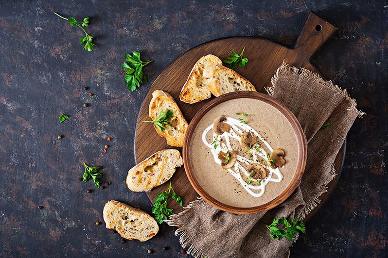 Supë me pure me kërpudha - një pjatë aromatike për një dietë të shëndetshme
