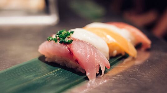 Enët me peshk të freskët janë një depo e proteinave dhe acideve yndyrore në dietën japoneze