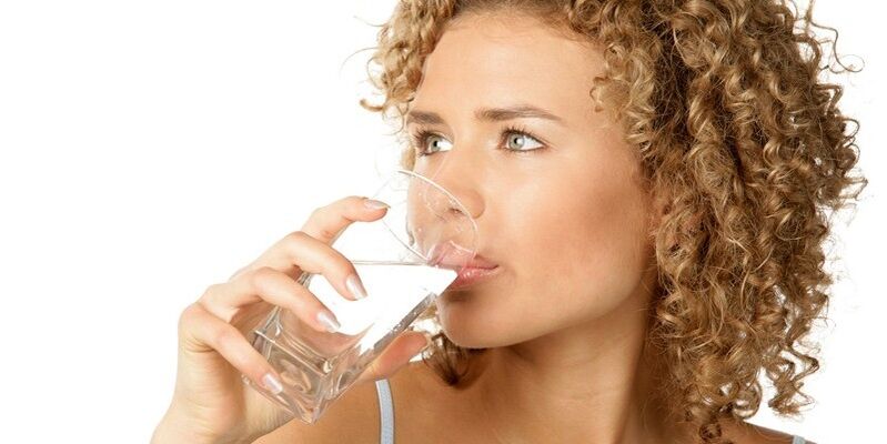 Në një dietë të pijes, duhet të konsumoni 1, 5 litra ujë të pastruar, përveç lëngjeve të tjera. 