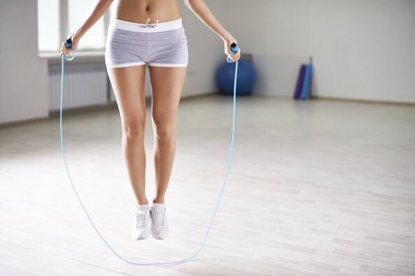 Kërcimi me litar ju ndihmon të humbni peshë në një javë në shtëpi