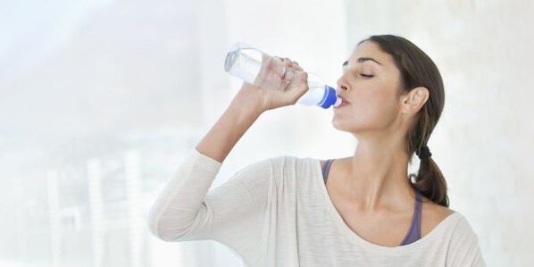 Për të humbur peshë shpejt, duhet të pini të paktën 2 litra ujë në ditë. 