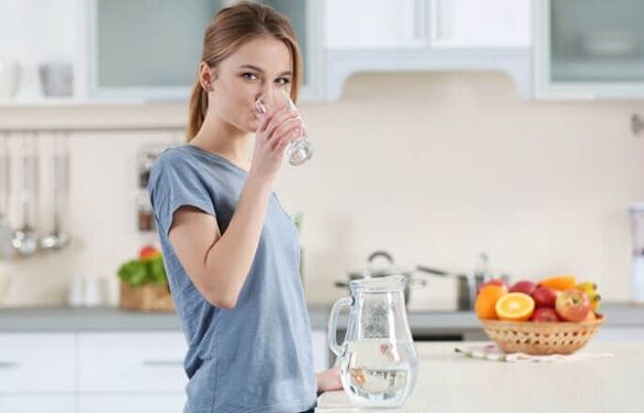 Pirja e ujit para ngrënies për të humbur peshë në një dietë dembele
